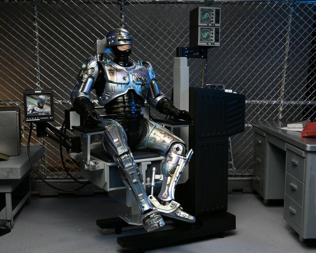 ULTIMATE ROBOCOP – Battle Damaged mit Stuhl – Actionfigur 20 cm