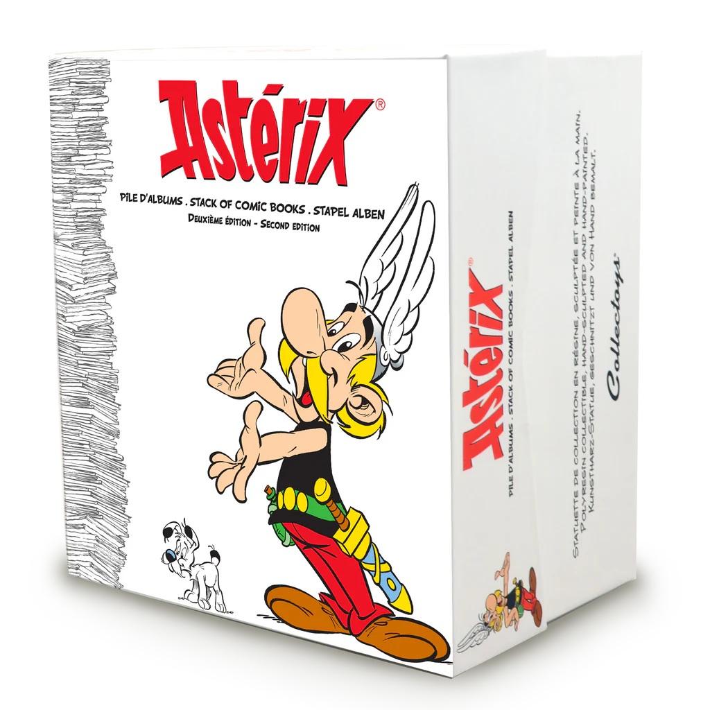 ASTERIX & OBELIX - Asterix looking at pile of comics - figure 22.5cm