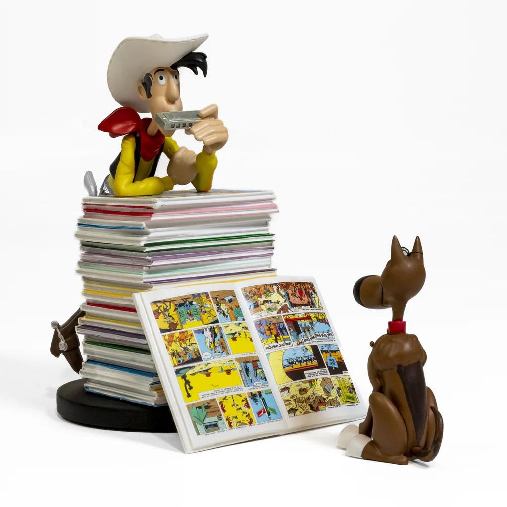LUCKY LUKE - Lucky Luke & Rantamplan on stack of comics - Statue 25cm