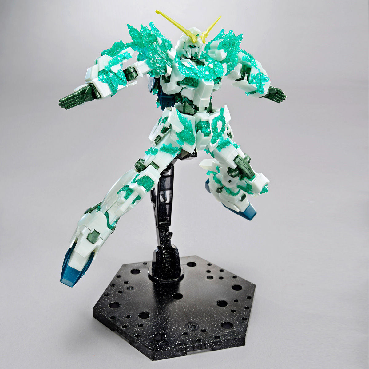 HG 1/144 Gundam Base Limited Unicorn Gundam (Kristall des Lichts) *VORBESTELLUNG*