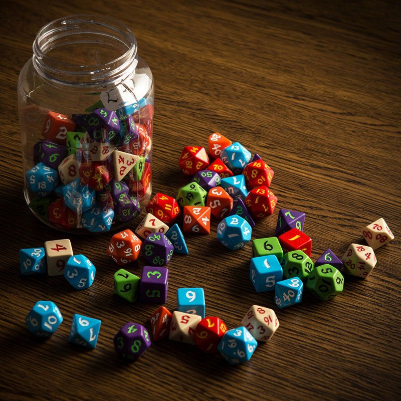 Rundes Glas mit klassischen RPG-Würfeln (80)