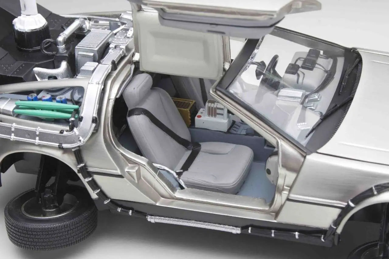 BACK TO THE FUTURE 2 DE LOREAN DIE-CAST 1:18 SCALE MODEL