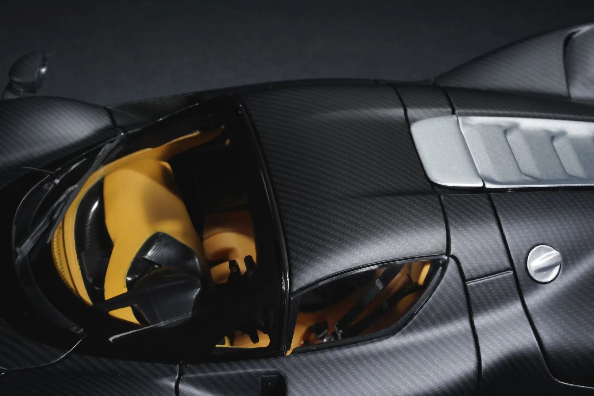 FERRARI DAYTONA SP3 50TH ANNIVERSARY CARBON FIBER SPECIAL LIVERY LTD EDITION - 1:18 DIECAST MODEL