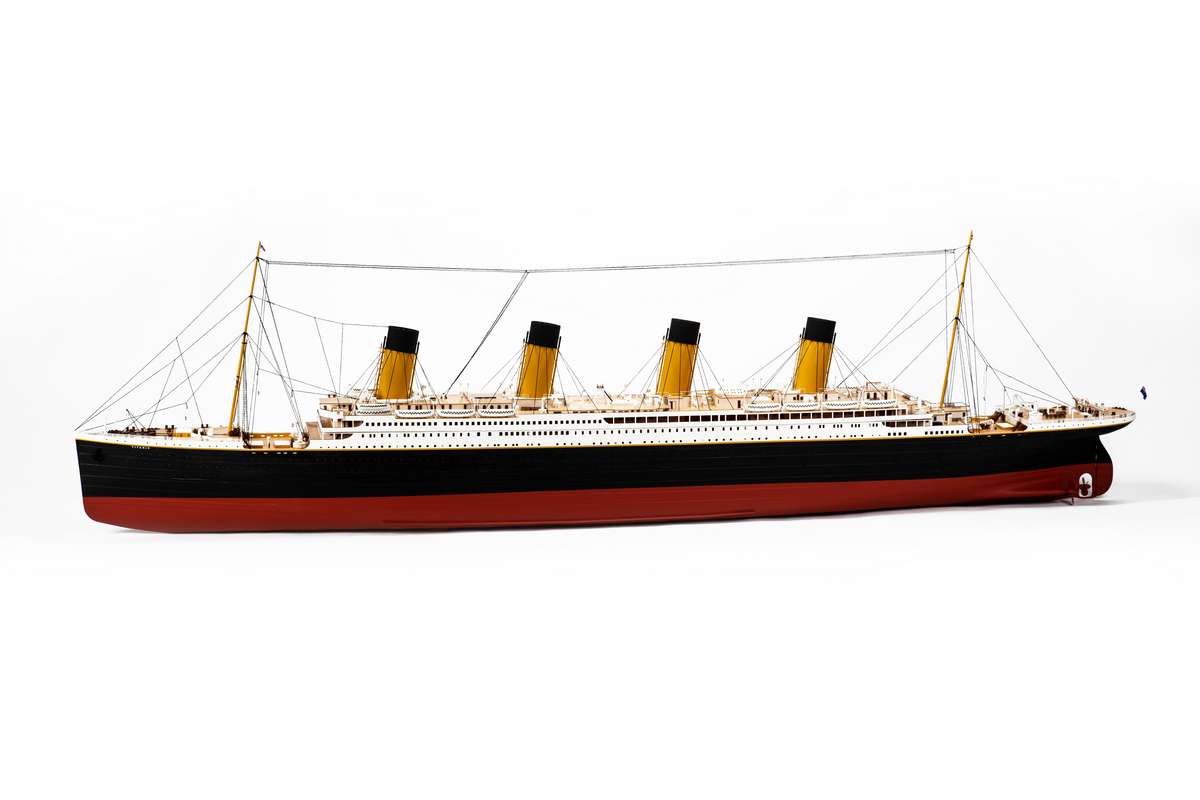 1:144 RMS Titanic Complete -Wooden hull