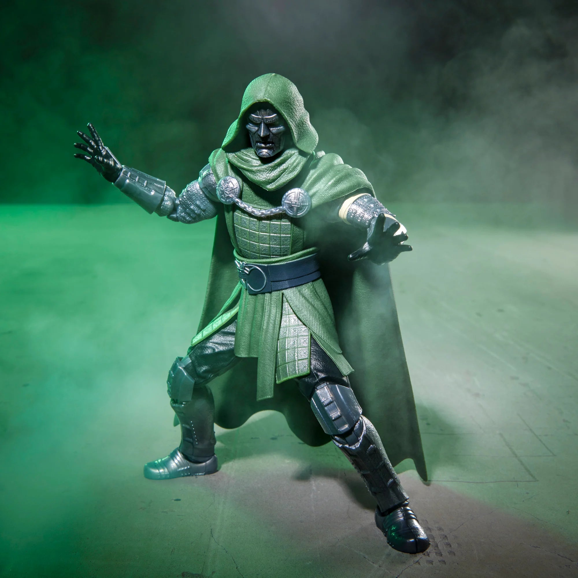 AVENGERS DOOMSDAY - Doctor Doom - Figure Legend Series 15cm