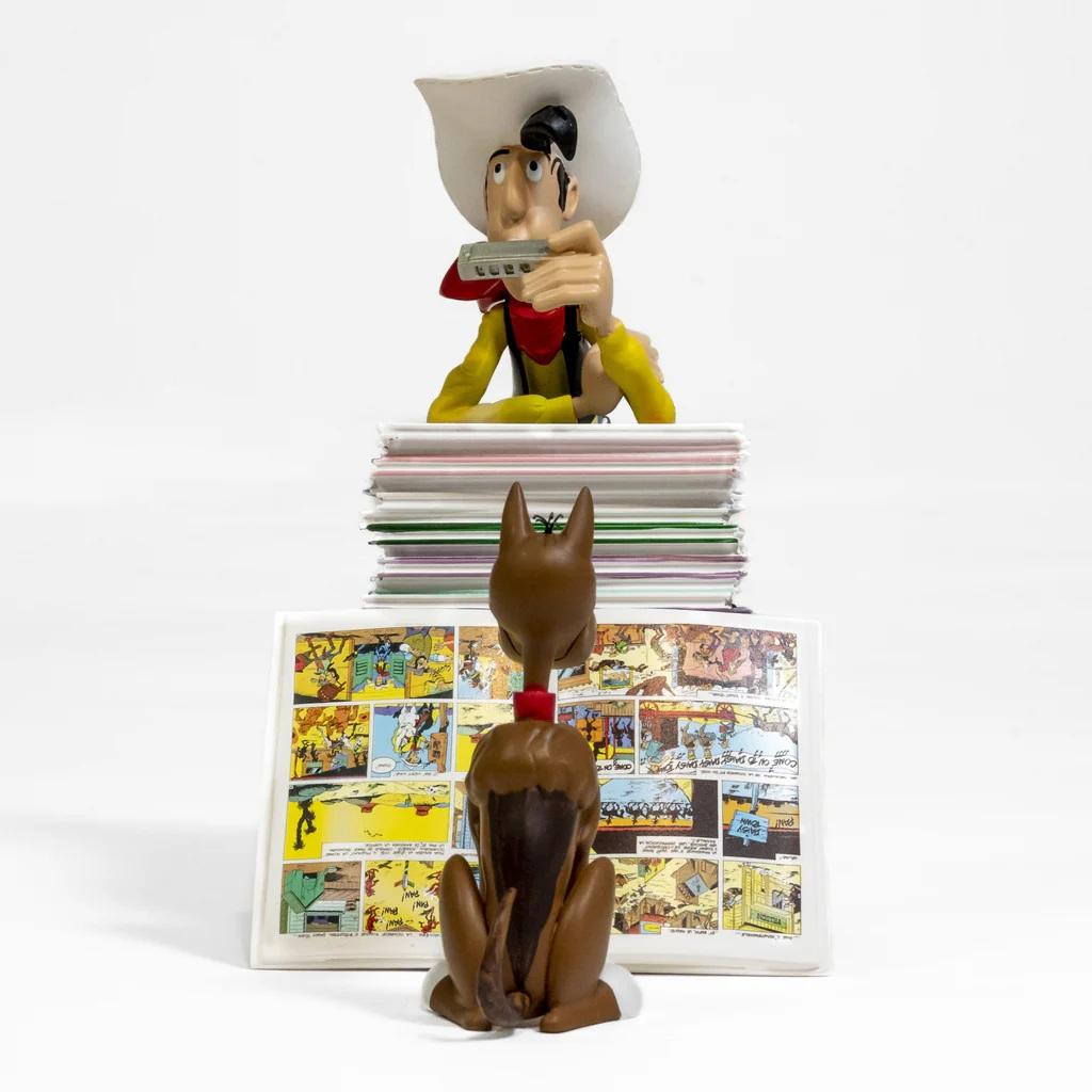 LUCKY LUKE - Lucky Luke & Rantamplan on stack of comics - Statue 25cm