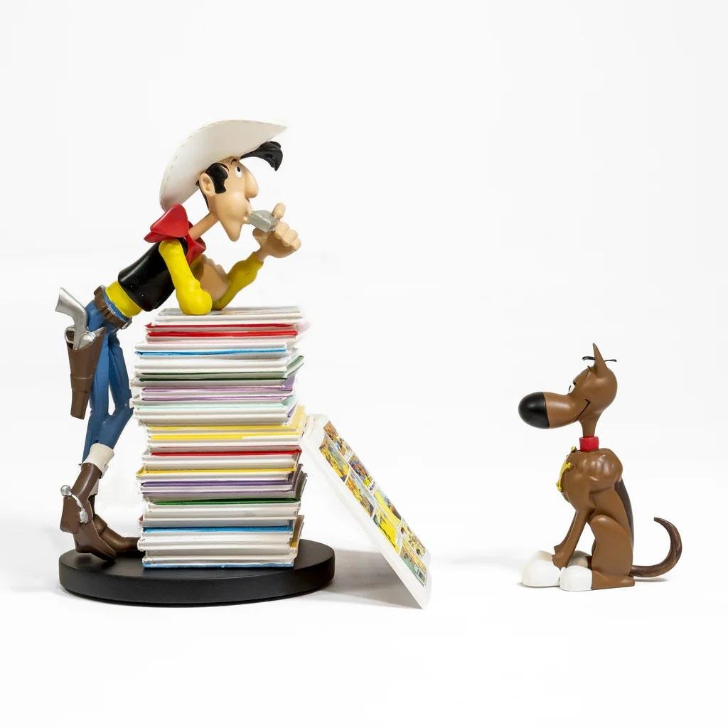 LUCKY LUKE - Lucky Luke & Rantamplan on stack of comics - Statue 25cm