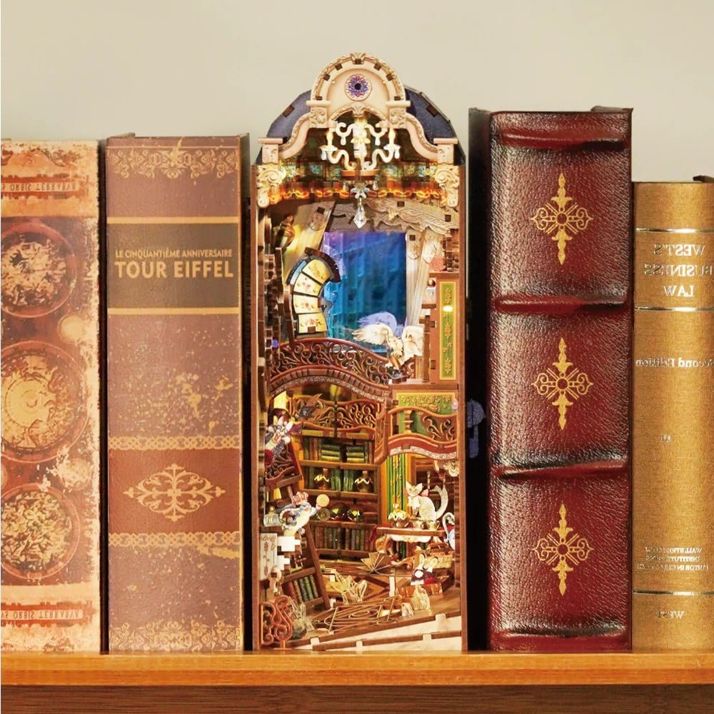BOOK NOOK KIT - DIY- Magical library - 521pcs + LED Light