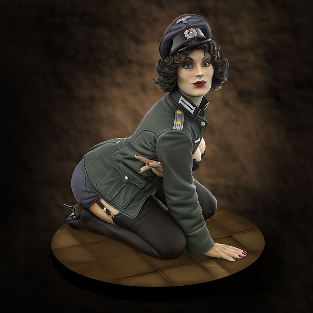 German Officer 'Pin-Up' (75mm)