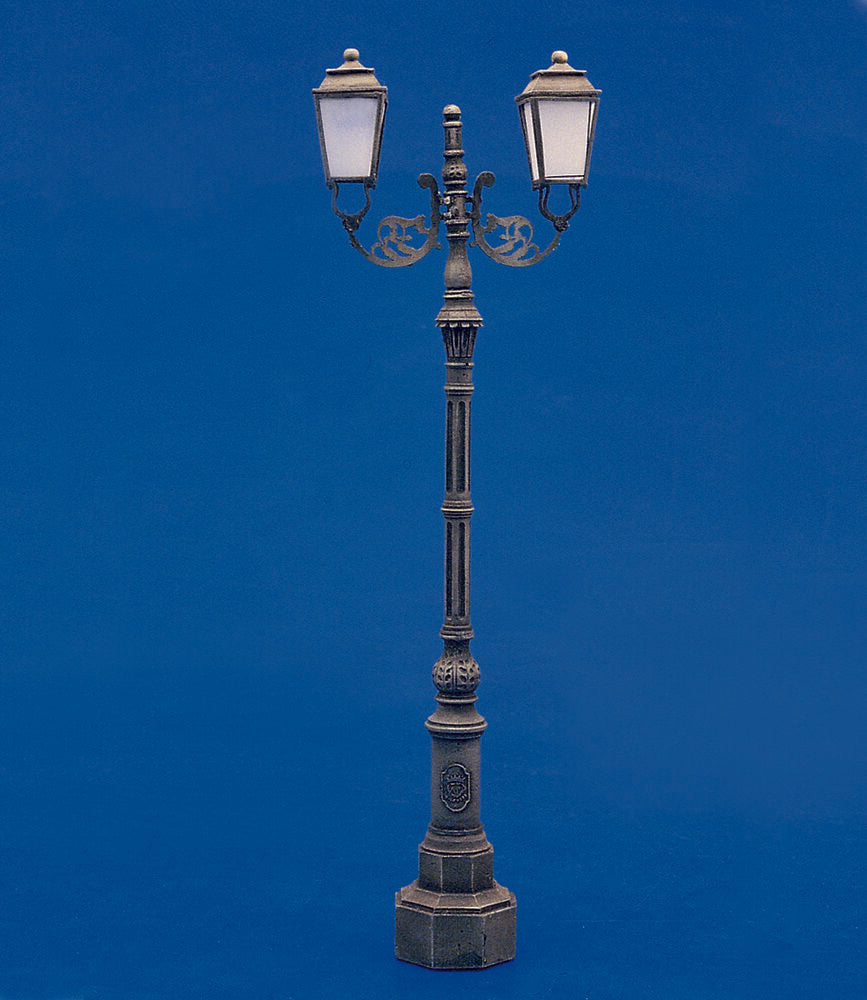 Double antique street lamp