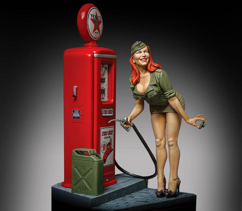 Pin-up at the gas pump (75mm)