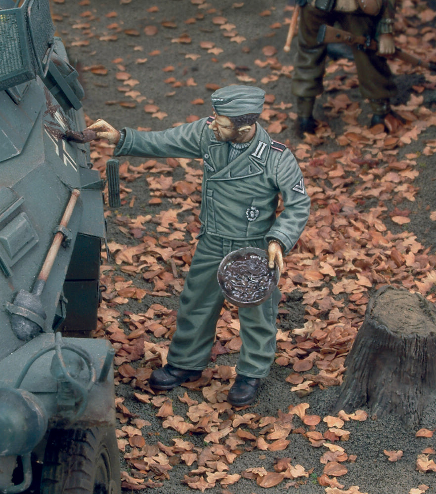 German tanker getting mud-camouflage-WWII