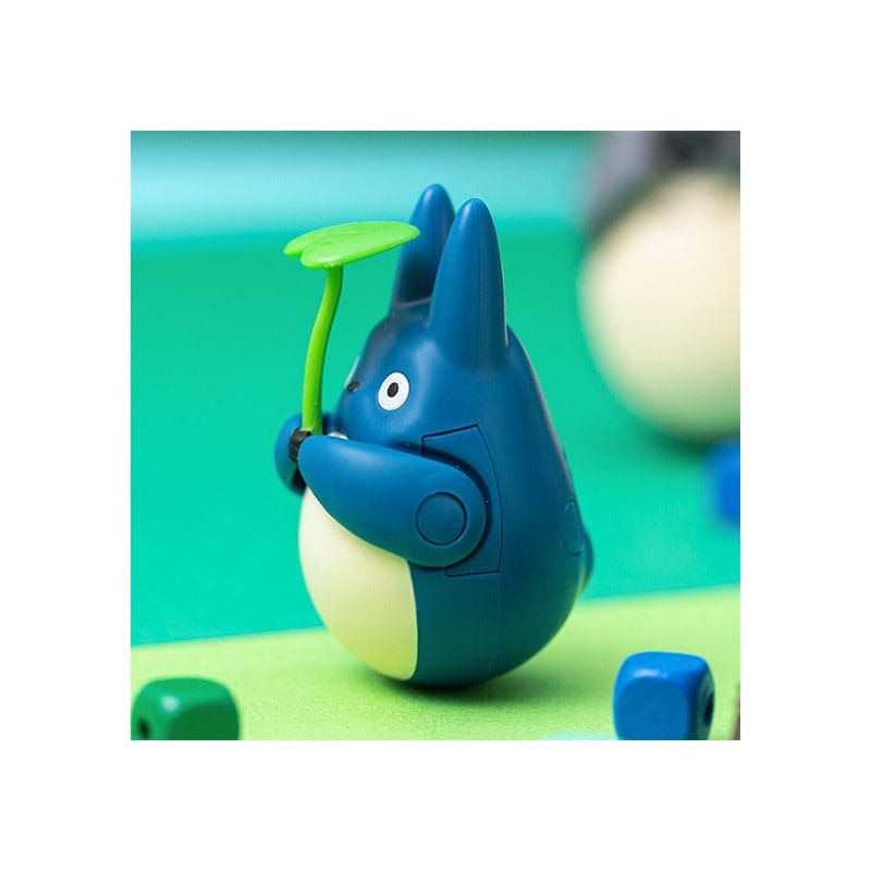 Mein Nachbar Totoro Figur mit rundem Boden, mittlerer Totoro mit Blatt, 6 cm