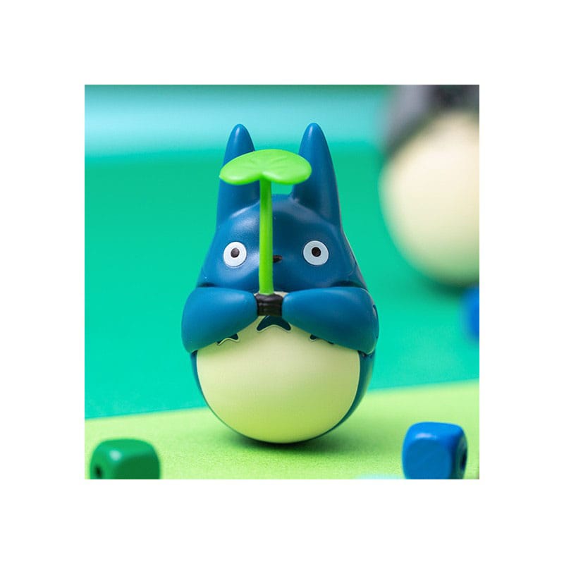 Mein Nachbar Totoro Figur mit rundem Boden, mittlerer Totoro mit Blatt, 6 cm