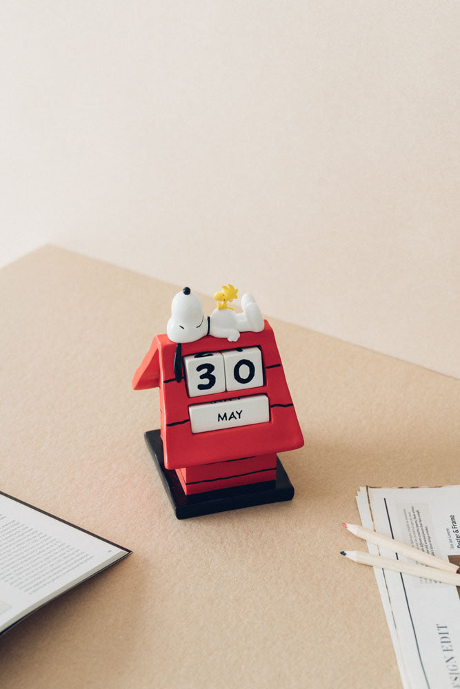 Peanuts 3D Perpetual Calendar Snoopy Doghouse