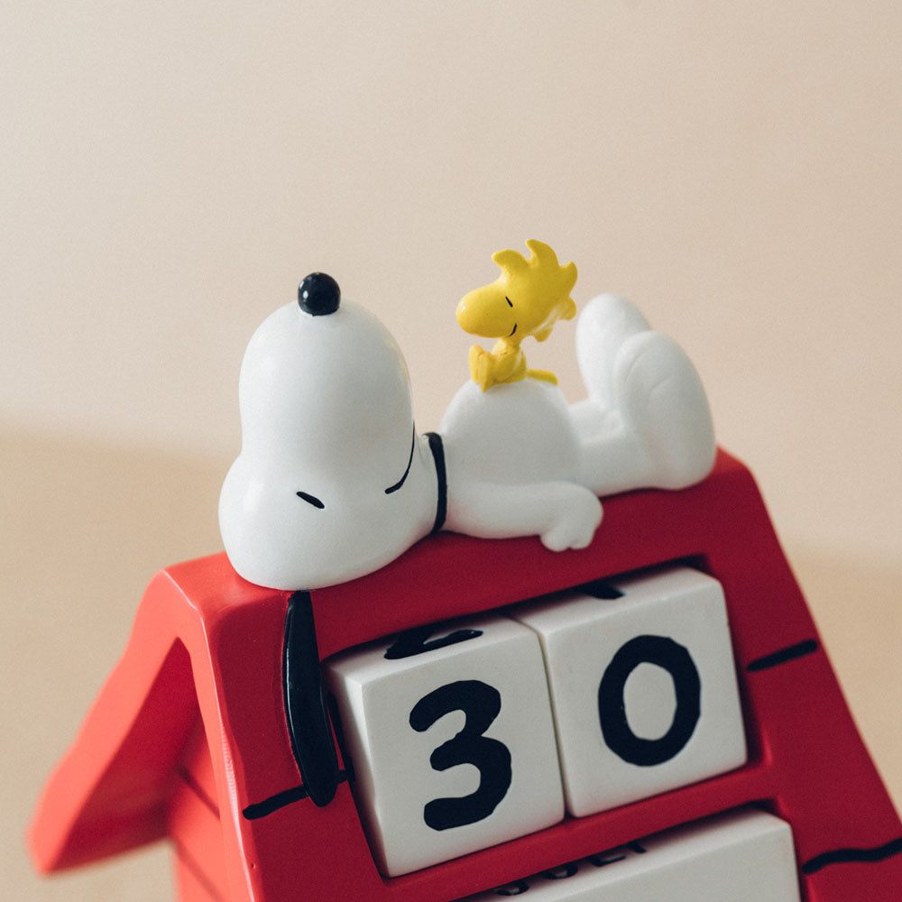Peanuts 3D Perpetual Calendar Snoopy Doghouse