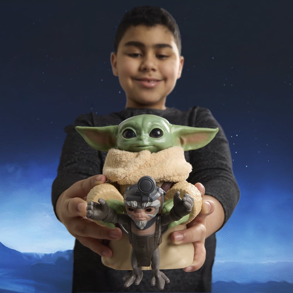 Star Wars: The Mandalorian & Grogu Electronic Action Figure Huggin' Grogu & Anzellan 17 cm